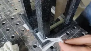 Удаляем изоляционный скотч