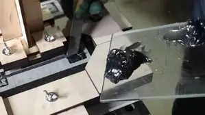 Наносим клей на гранитную подставку