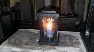 Лампада из гранита со свечой и гравировкой креста