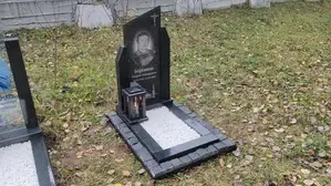 Лампада из гранита в композиции со стеклянным памятником в обрамлении гранитной брусчатки