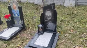 Лампада из гранита со стеклянным памятником с оформлением под гранитную плиту