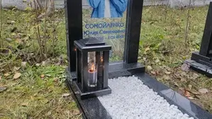 Лампада из гранита перед памятником с прозрачным стеклом