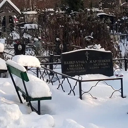 Почему не нужно заказывать бюджетные памятники в зиму?