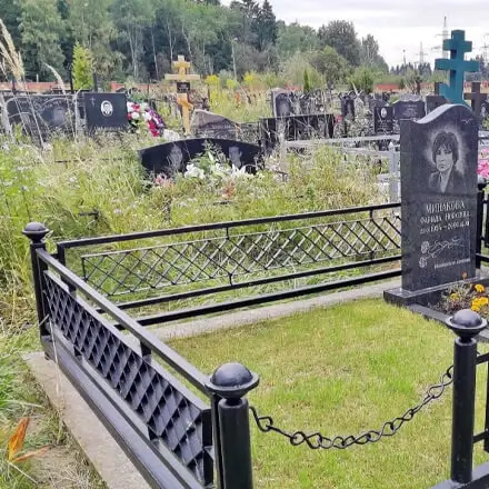 Почему памятники окружают оградой?