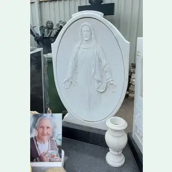 Памятник с барельефом Христа из мрамора