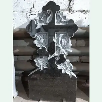 Памятник с резным крестом