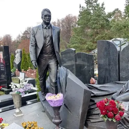 Как выбрать идеальный памятник на могилу дорогого человека?