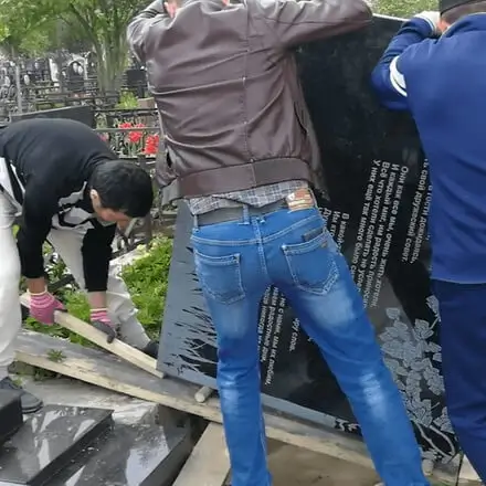 Установка большого памятника на руках