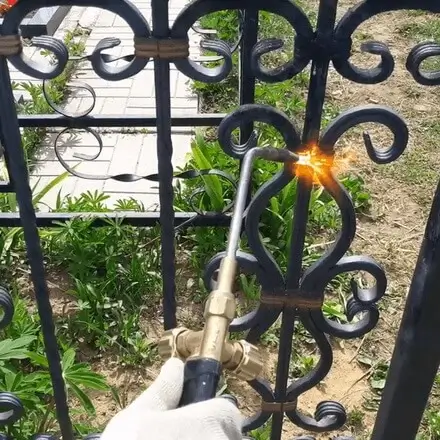 Сложные ограды хорошо очищаются от старой краски только огнем