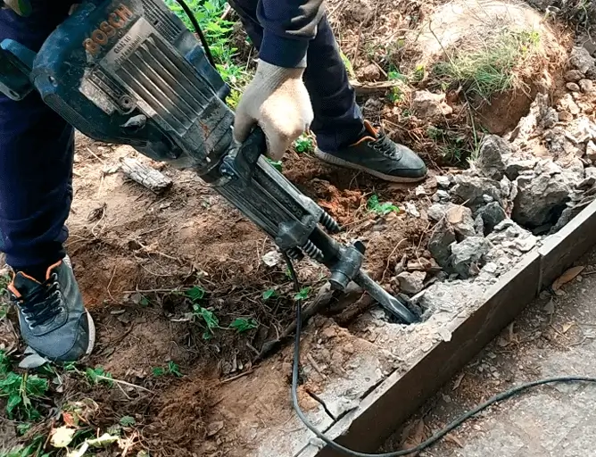 Демонтаж старого цоколя